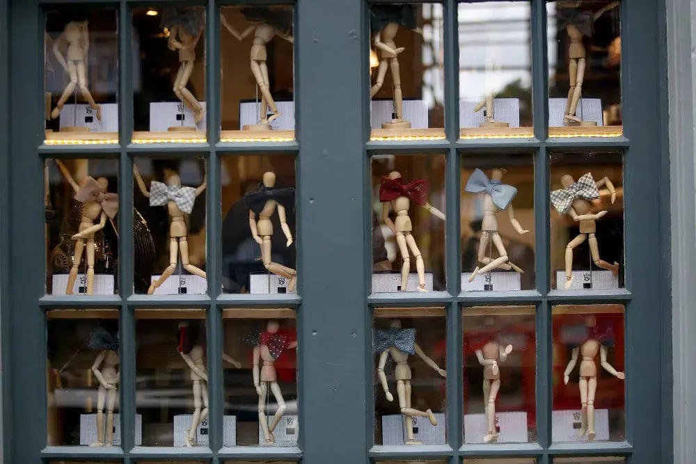 Shop Window Decoration: How to Turn Your Storefront Into a Visual Magnet