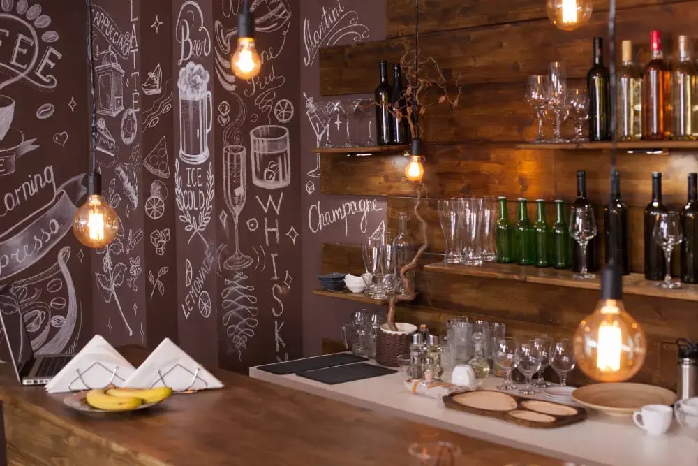 Cómo decorar un bar pequeño y convertirlo en un espacio atractivo y funcional