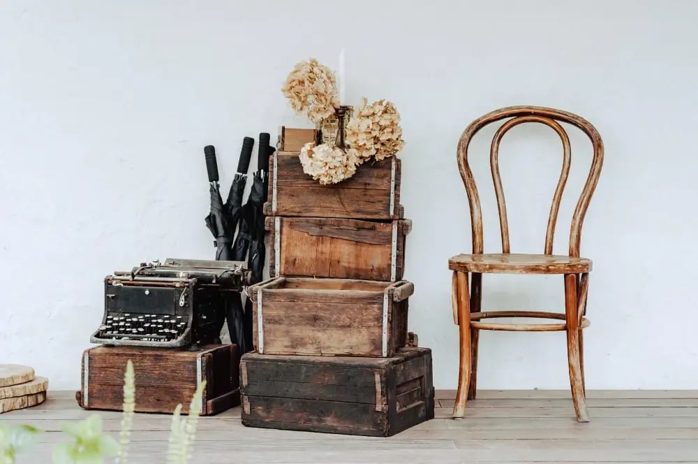 Vintage Decor: How to Create Timeless Spaces That Captivate Customers