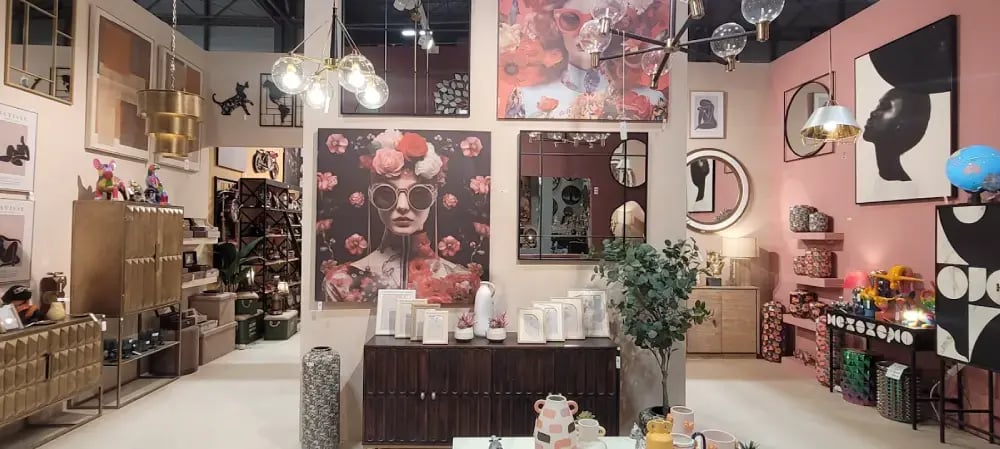 Tendencias en decoración comercial que están marcando el estilo en tiendas y espacios retail