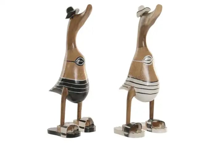 decoration-essentials-themed-window-displays