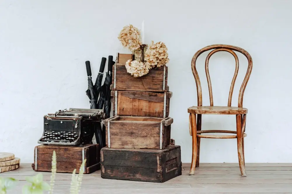 Vintage Decor: How to Create Timeless Spaces That Captivate Customers