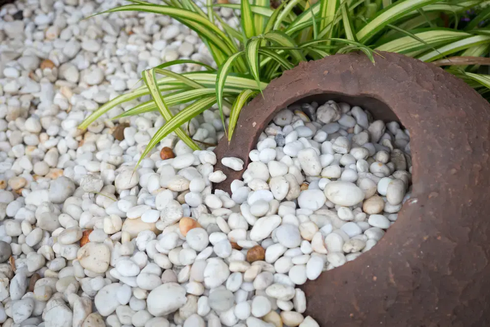 Piedra decorativa para jardín como recurso en proyectos de exterior