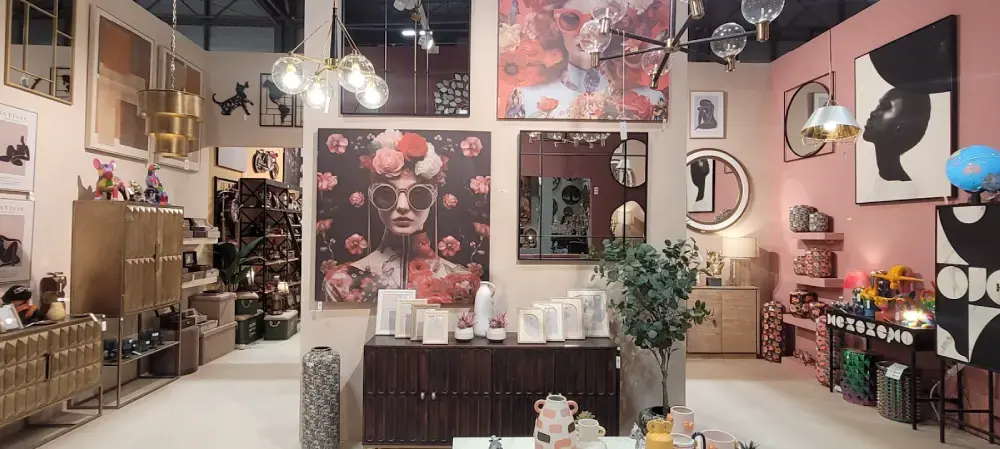 Tendencias en decoración comercial que están marcando el estilo en tiendas y espacios retail