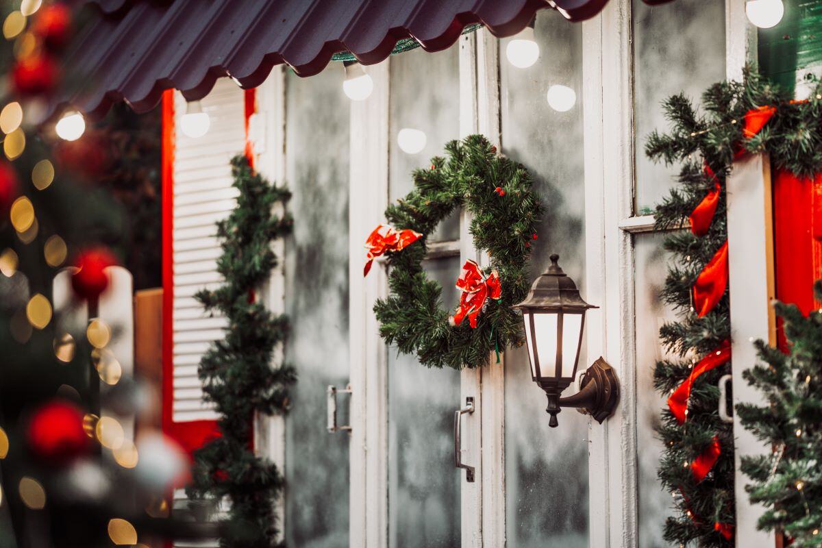 Christmas outdoor decorations: lights and garden decor