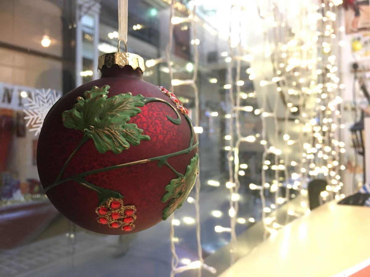 7 ideas for Christmas shop window displays to attract customers