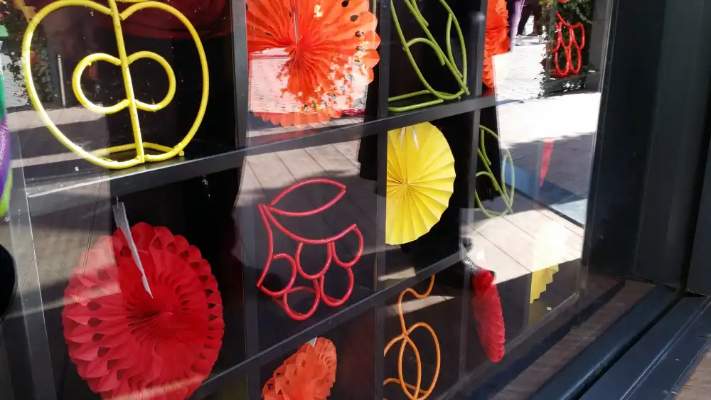 Decorazione vetrine: come creare espositori d’impatto con il supporto di un grossista di decorazioni