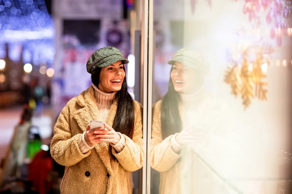 8 ideas to decorate winter windows display and attract your customers